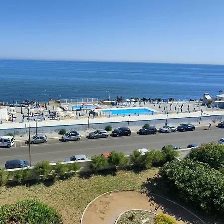 Seafront Suites Apartament *